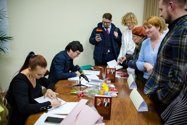 ТАЛАНТЛИВЫЕ АВТОРЫ-ПОЭТЫ ЦДРА ПРЕЗЕНТОВАЛИ НОВУЮ КНИГУ