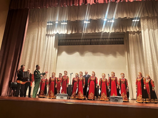 В ПРОГРАММУ КОНЦЕРТА ДЛЯ ВОИНОВ-СВЯЗИСТОВ ВОШЛИ  НАРОДНЫЕ ПЕСНИ