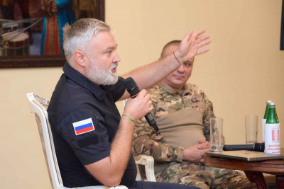БИБЛИОТЕКА ЦДРА ПРОВЕЛА ВСТРЕЧУ С ОФИЦИАЛЬНЫМ ПРЕДСТАВИТЕЛЕМ НАРОДНОЙ МИЛИЦИИ ЛНР АНДРЕЕМ МАРОЧКО И СПЕЦКОРОМ ТЕЛЕКАНАЛА &laquo;РОССИЯ-24&raquo; АЛЕКСАНДРОМ ЛУКЬЯНОВЫМ