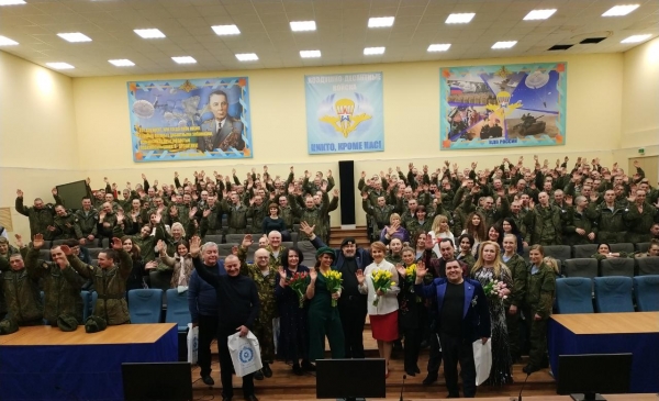 ПЕСНИ ДЛЯ ЖЕНЩИН ЗВУЧАЛИ В КЛУБЕ ВОИНСКОЙ ЧАСТИ ВДВ