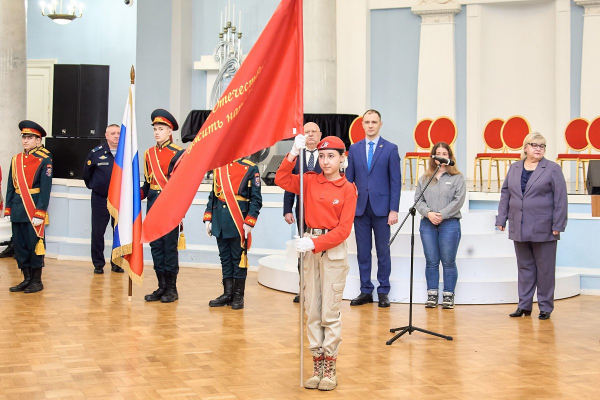 В ЦДРА ЮНАРМЕЙСКОМУ ОТРЯДУ МОСКОВСКОЙ ШКОЛЫ ПРИСВОИЛИ ИМЯ ГЕРОЯ СВО, И ЕГО СОСТАВ ПОПОЛНИЛИ НОВЫЕ ЧЛЕНЫ