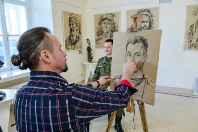 ХУДОЖНИК СЕРГЕЙ МАРЧЕНКО НАПИСАЛ ПОРТРЕТ КУРСАНТА УГЛЁМ НА МЕШОЧНОЙ БУМАГЕ