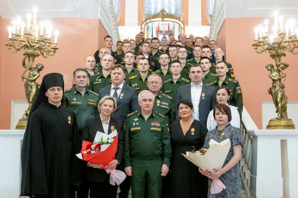 ЗАММИНИСТРА ОБОРОНЫ РОССИИ ГЕНЕРАЛ-ПОЛКОВНИК ВИКТОР ГОРЕМЫКИН НАГРАДИЛ ВОЛОНТЕРОВ, ПОМОГАЮЩИХ РОССИЙСКИМ ВОЕННОСЛУЖАЩИМ