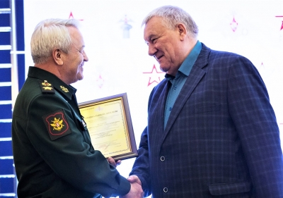 ЕГО ПРОНИКНОВЕННЫЕ СТИХИ О ЖИЗНИ СОГРЕВАЮТ ЛЮДСКИЕ ДУШИ