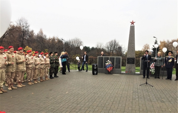 НА ЛИТЕРАТУРНО-ПАТРИОТИЧЕСКОЙ АКЦИИ ЗВУЧАЛИ СТИХИ И В НЕБО ВЗМЫВАЛИ БЕЛЫЕ ЖУРАВЛИ