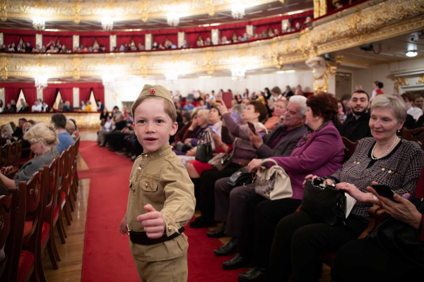 УЧАСТНИКИ СВО И ИХ СЕМЬИ ПРИСУТСТВОВАЛИ НА ТРЕХ ТЕАТРАЛЬНЫХ ПРЕМЬЕРАХ, ПОСВЯЩЕННЫХ ДНЮ ПОБЕДЫ