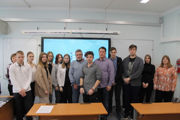 СОТРУДНИКИ ЦДРА ПРОВЕЛИ УРОК МУЖЕСТВА, ПОСВЯЩЕННЫЙ ПОДВИГУ ЗАЩИТНИКОВ ЛЕНИНГРАДА, В МОСКОВСКОЙ ШКОЛЕ