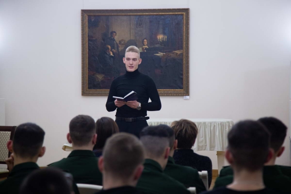 НА ПОЭТИЧЕСКИХ ЧТЕНИЯХ В ЦДРА ВНОВЬ ОПРЕДЕЛИЛИ ПОЭТА МЕСЯЦА СРЕДИ КУРСАНТОВ