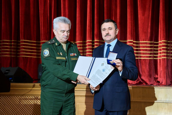 КОЛЛЕКТИВ ЦДРА С НАСТУПАЮЩИМ НОВЫМ ГОДОМ ПОЗДРАВИЛИ СЕКРЕТАРЬ СОВЕТА МИНИСТРОВ ОБОРОНЫ СТРАН &ndash; УЧАСТНИЦ СНГ И ДИРЕКТОР ДЕПАРТАМЕНТА КУЛЬТУРЫ МИНОБОРОНЫ РОССИИ