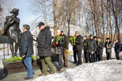 В КАНУН ЖЕНСКОГО ПРАЗДНИКА К ПАМЯТНИКУ ОФИЦЕРСКИХ ЖЕН В МОСКВЕ ВОЗЛОЖИЛИ ЦВЕТЫ