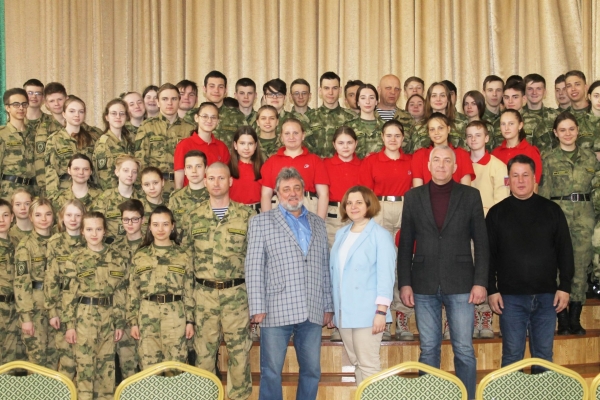 НА УРОКЕ МУЖЕСТВА СОТРУДНИКИ ЦДРА РАССКАЗАЛИ ШКОЛЬНИКАМ О ГОСУДАРСТВЕННЫХ НАГРАДАХ