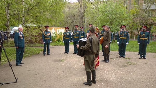ПЕСНИ ВОЕННЫХ ЛЕТ И НАРОДНЫЕ ПЕСНИ ДЛЯ ВЕТЕРАНА-ФРОНТОВИКА ИСПОЛНИЛИ АРТИСТЫ ЦДРА
