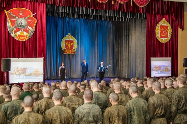 ВОЕННЫЕ ПЕСНИ В ИСПОЛНЕНИИ МОЛОДЫХ ТАЛАНТОВ: ЦДРА ПРОВЕЛ УСТНЫЙ ЖУРНАЛ, ПОСВЯЩЕННЫЙ ПОБЕДЕ, В СЕМЕНОВСКОМ ПОЛКУ