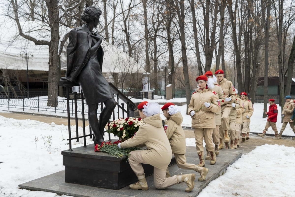 В ЕКАТЕРИНИНСКОМ ПАРКЕ СТОЛИЦЫ ВОЗЛОЖИЛИ ЦВЕТЫ К ПАМЯТНИКУ &laquo;ЖЕНА ОФИЦЕРА&raquo;