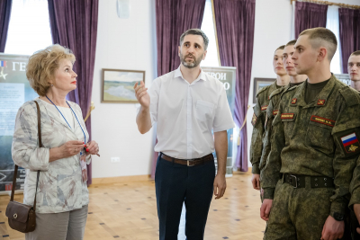 &laquo;СЛАВА ВОИНУ &ndash; ПОБЕДИТЕЛЮ!&raquo;: В ЦДРА ТОРЖЕСТВЕННО ОТКРЫЛИ ХУДОЖЕСТВЕННУЮ ВЫСТАВКУ РАБОТ ВОЕННОГО ХУДОЖНИКА СТУДИИ ИМЕНИ М.Б.ГРЕКОВА СЕРГЕЯ ТРОШИНА