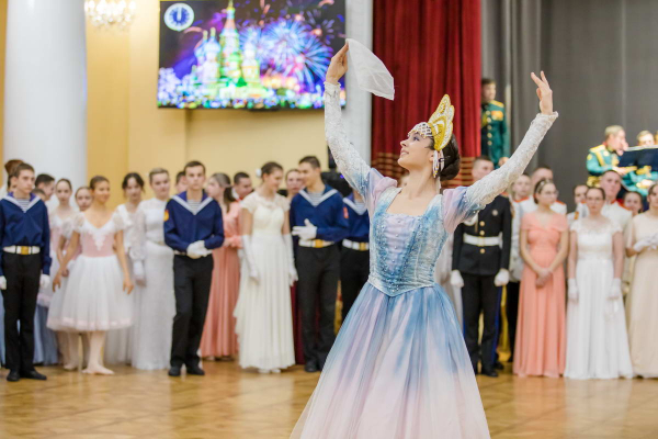 НА НОВОГОДНЕМ КАДЕТСКОМ БАЛЕ В ЦДРА ИСПОЛНИЛИ ТАНЦЫ НАРОДОВ МИРА
