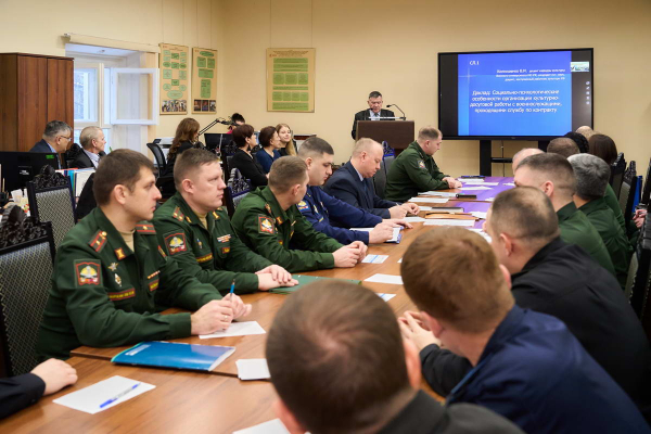 Темой круглого стола стала работа военных учреждений культуры с военнослужащими по контракту