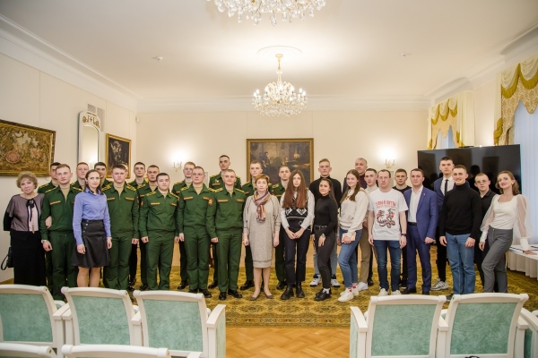 ЛЮБИТЕЛИ ПОЭЗИИ ВНОВЬ СОБРАЛИСЬ В БЕЛОЙ ГОСТИНОЙ ЦДРА