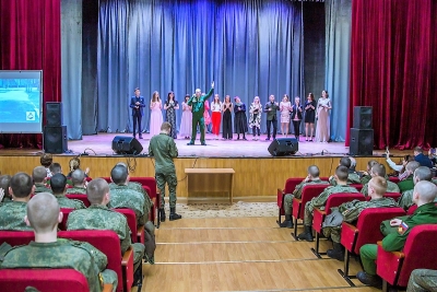 ВОЕННОСЛУЖАЩИЕ СЕМЕНОВСКОГО ПОЛКА СЛУШАЛИ  НОВЫЕ ПЕСНИ РОССИИ