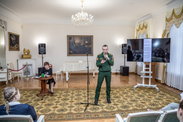 НА ПОЭТИЧЕСКИХ ЧТЕНИЯХ ПОЭТОМ МАРТА НАЗВАН КУРСАНТ МВОКУ